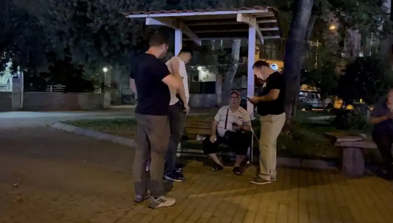 Görme Kaybı Olan Adamın Telefonunu Çaldılar: Güvenlik Kamerası Görüntüleri Ortaya Çıktı