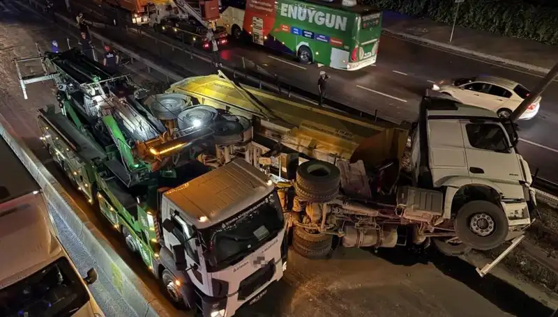 Moloz Yüklü Hafriyat Kamyonunun Devrilmesi Şehirde Panik Yarattı