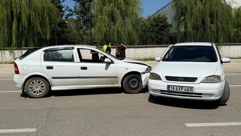 İki Otomobil Çarpıştı: Kaza Anı Kameralara Yansıdı, İki Kişi Yaralı!