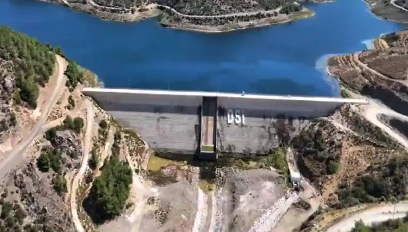 Çeşme'de Su Hasreti Nihayet Sona Eriyor: Kesintiler Bitti!