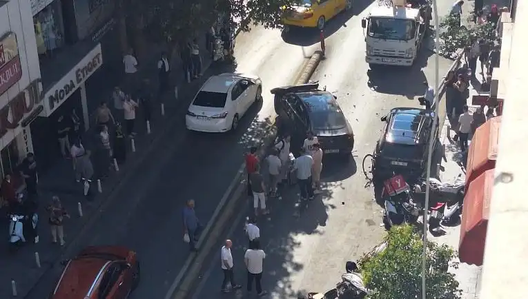 İranlı Sürücü Trafikte Kaos Yaratırken, Güvenlik Kameraları O Anları Kaydetti