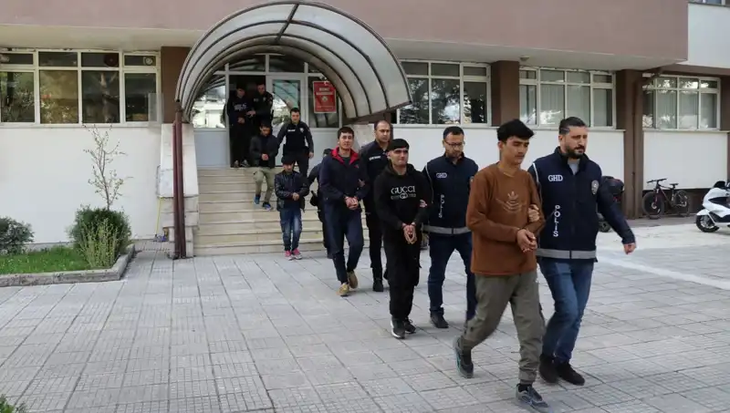 Türkiye’nin İki İlinde 21 Düzensiz Göçmen Yakalandı: Detaylar Ortaya Çıktı!