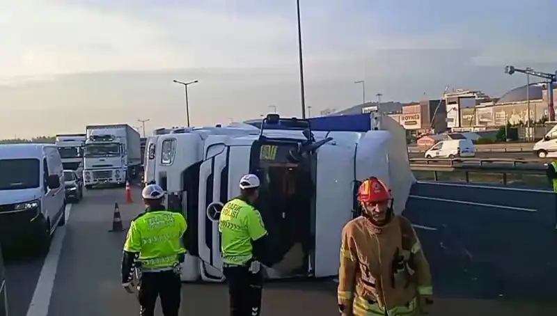 Pendik TEM Otoyolu'nda TIR Devrildi: İstanbul’a Giden Yolda Aksaklıklar Başladı