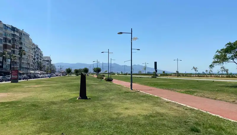 İzmir'de Yaz Sıcakları Rekor Kırdı! Kordon'da Hava Kış Gibi