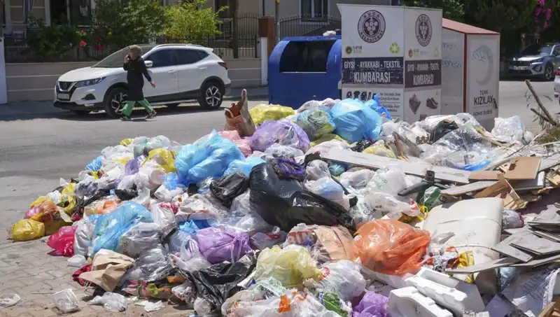 İzmir'de Çöp Yığınları Krizi: Çözüm Bekleyen Sorunlar ve İhtimaller