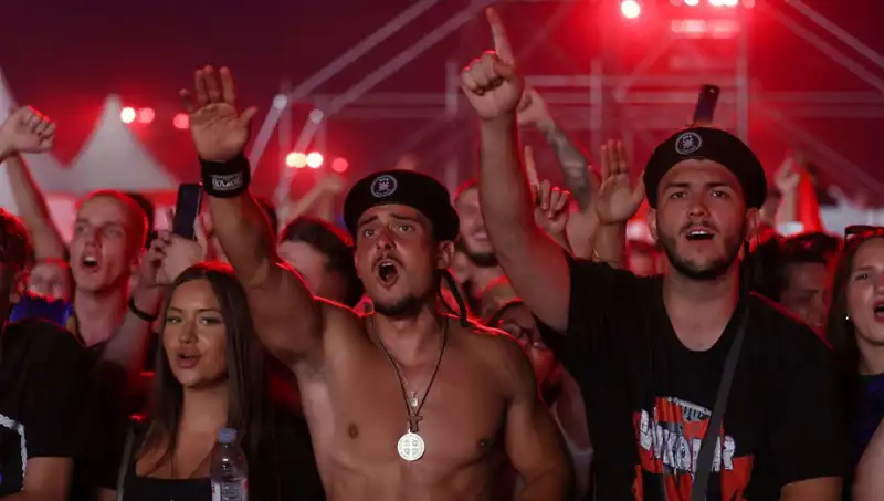 Thompson Konserinde Nazi Selamı Skandalı: Genç Müzisyen ve Tartışmalar