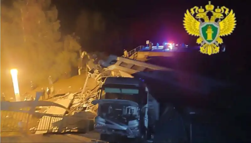 Rusya'da Feci Kaza: Köprü Tren Üzerine Çöktü, Ölü ve Yaralılar Var