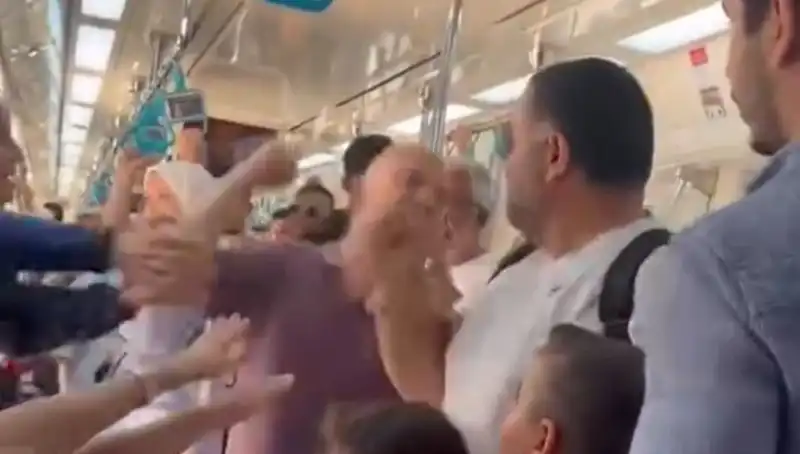 Marmaray'da Şok Edici Yumruklu Kavga: Yolcular Neşesini Kaybetti!