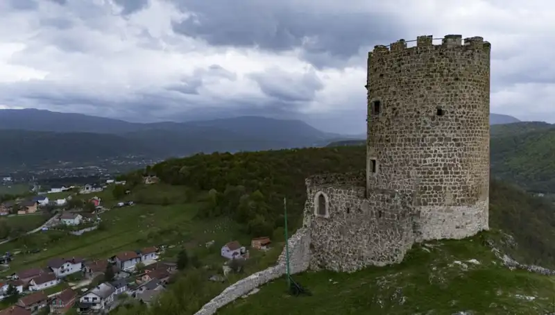 Bosna Hersek'teki Sokolac Kalesi: Tarihin İzlerini Taşıyan Efsanevi Yapı