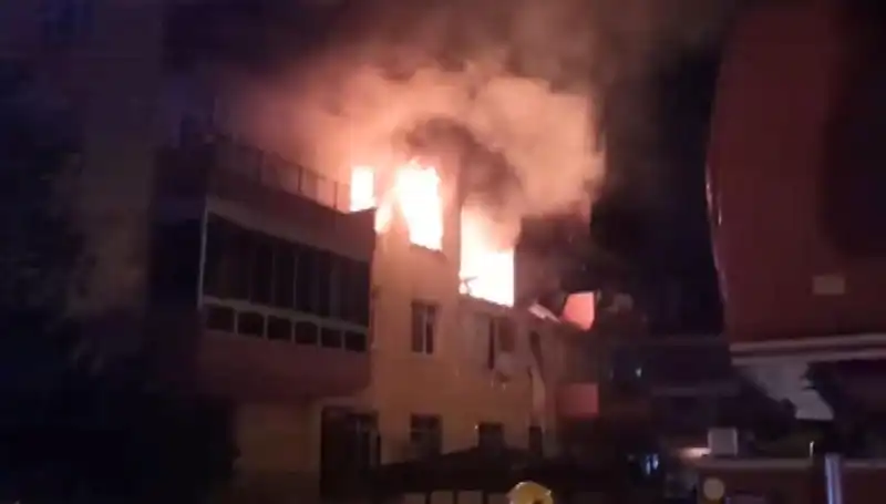 Konya'da Dört Katlı Binada Doğalgaz Patlaması: 12 Yaralı ve Korku Dolu Anlar