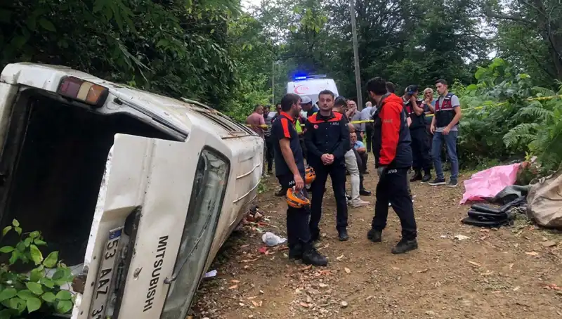 Rize'de Minibüs Dehşeti: Yamaçtan Yuvarlanan Araçta İki Ölü, Üç Yaralı