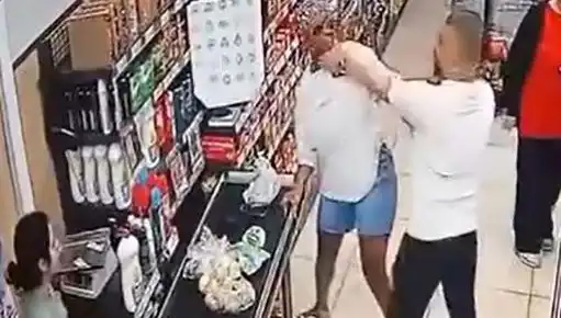 Markette Diken Üstünde Anlar: Çocuk Gözlüğü Önünde Kadına Saldırı