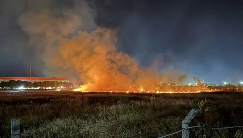 İzmir'de Gece Yarısı Alevler İçinde Kalan Bina: Yangın Paniği Hamlelerini Tetikledi