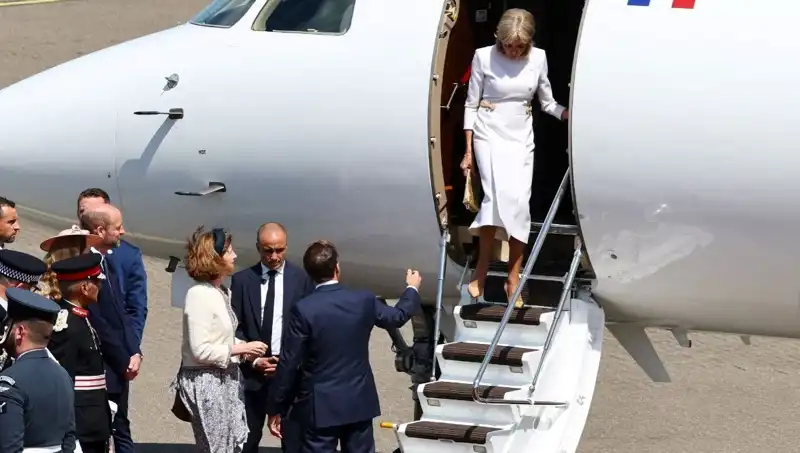 Fransız İlk Çiftinde Gerginlik: Macron'un Eli Boşta Kaldı!