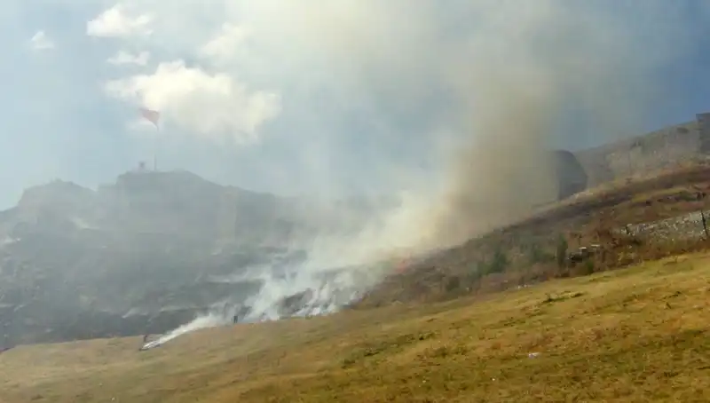 Kars Kalesi’nde Korkutan Anız Yangını: Doğa ve Tarih Tehlikede