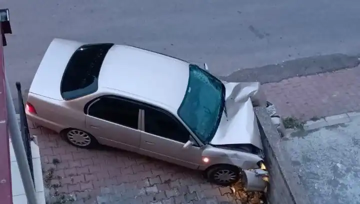 Kontrolü Kaybeden Araç Duvara Çarptı: Kaza Anı Korkuttu