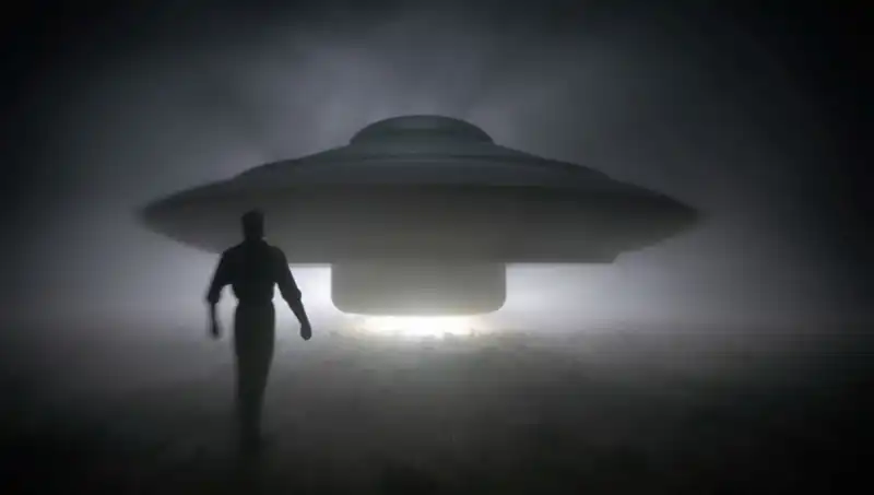 UFO Uzmanı Şok Edici Açıklamalarla Geliyor: "Uzaylılar Masumları Tehdit Ediyor"