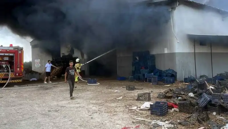 Plastik Kasa Deposunda Dev Yangın: Simsiyah Dumanlar Gökyüzünü Kapatıyor