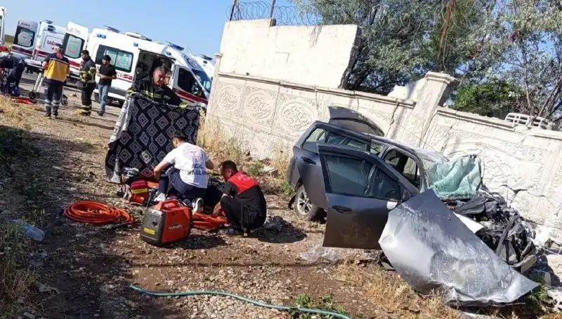 Lastik Patladı, İstinad Duvarına Çarpan Araçta Feci Kaza: 1 Ölü, 6 Yaralı