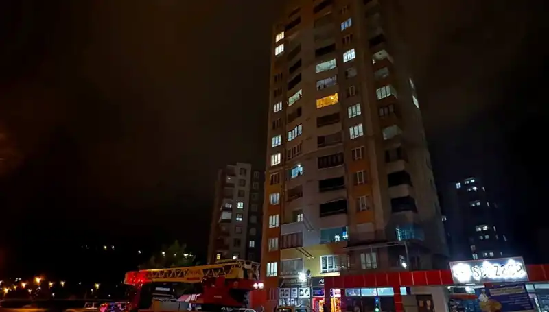 Yıldırım Apartmanın Çatısına Düştü: Gözler Olay Yerinde