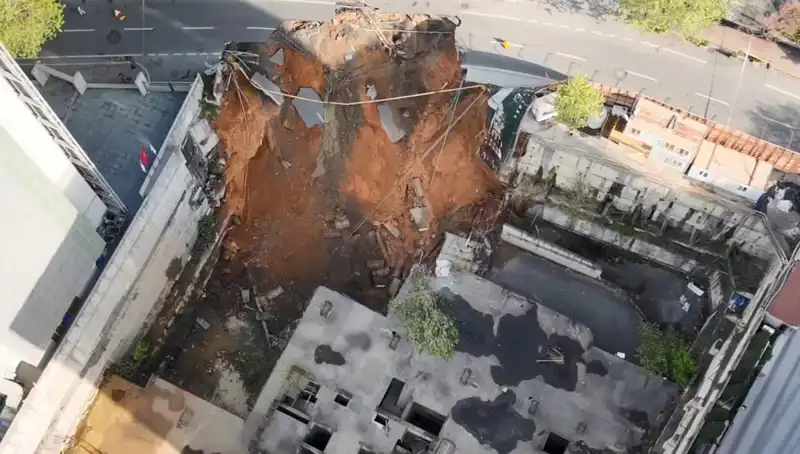 Sarıyer'de Beklenmedik Yol Çökmesi: Cadde Kapatıldı, Sürücüler Dikkat!