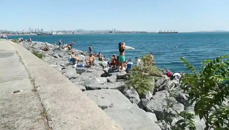 İstanbullular İlkbahar Havasında Sahillere Akın Etti: Hava Isındı!