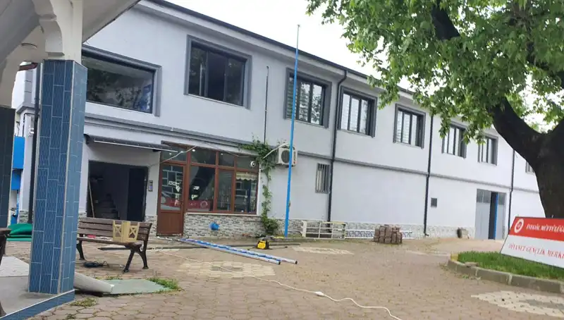 3 Metre Yükseklikten Düşen İşçi Tabela Takarken Feci Yaralandı
