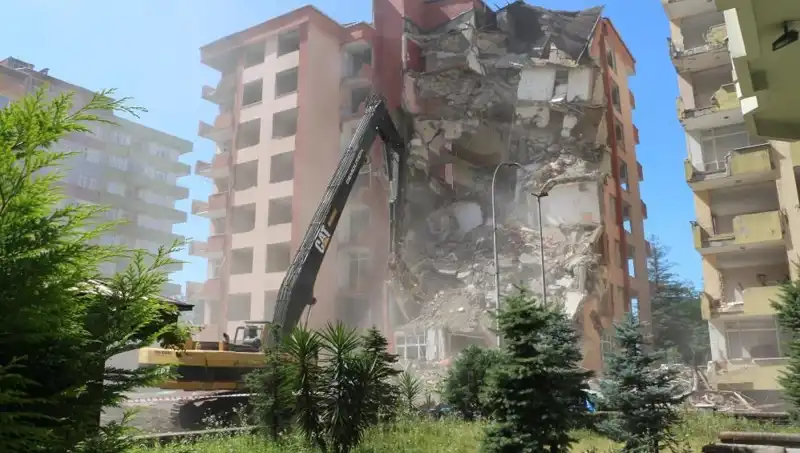 Dalgalar Yıktı, İki Bina Moloz Haline Geldi: İşte Tüm Detaylar