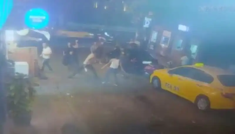 Beyoğlu'nda Laf Atma Kavgası: Kanlı Gerginlik Sokakları Sarstı