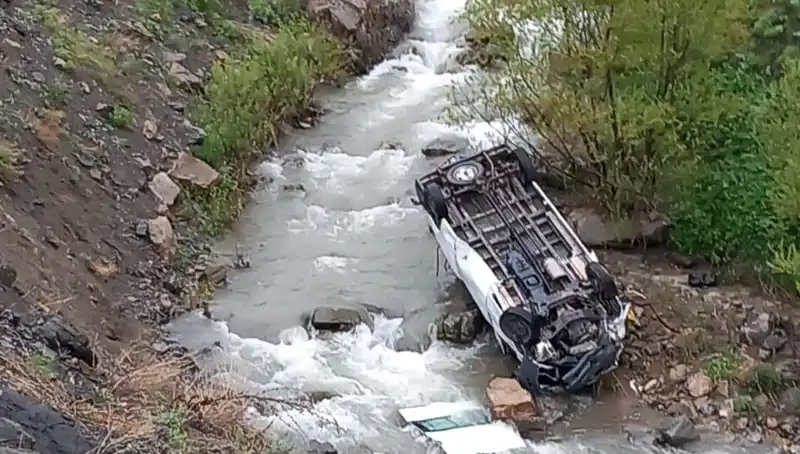 Hakkari'de İşçi Taşıyan Minibüs Devrildi: Acı Olayda 2 Kişi Hayatını Kaybetti