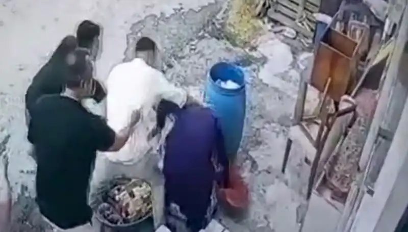 Başakşehir'de Baba ve Oğlu, Bidon Nedeniyle Kadını Darp Etti!