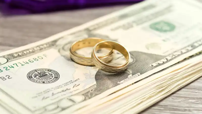 Partnerinizin Para Sakladığını Anlamanın 8 Belirtisi