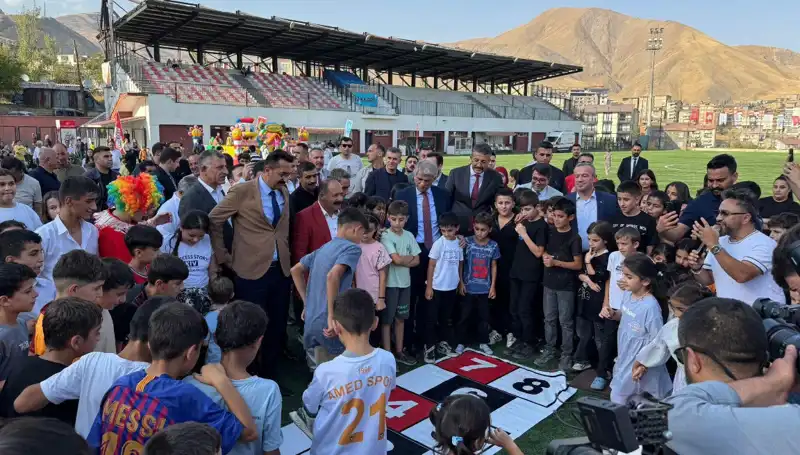 Hakkari'de Rengarenk Anadolu Şenliği: Kültür ve Coşku Buluştu