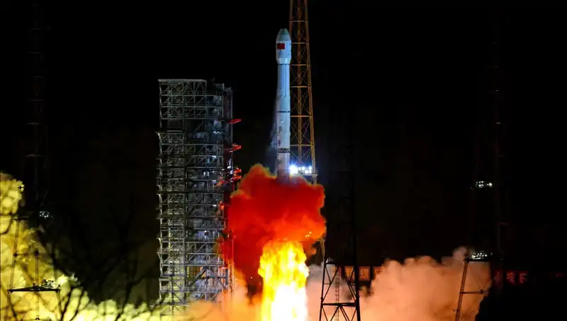 Çin Uzay Tarihinde Yeni Bir Sayfa Açtı: Tienvın-2 Asteroid Keşif Aracı Uzaya Gönderildi