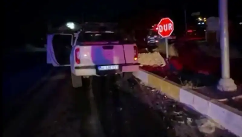 İzmir'de Feci Kaza: Kamyonetle Hafif Ticari Araç Çarpıştı, 7 Kişi Yaralandı