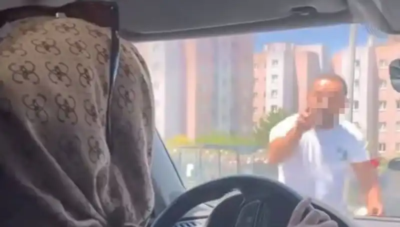 Trafikte Dehşet Anları: Araç Camını Yumruklayan Sürücü Olayı!