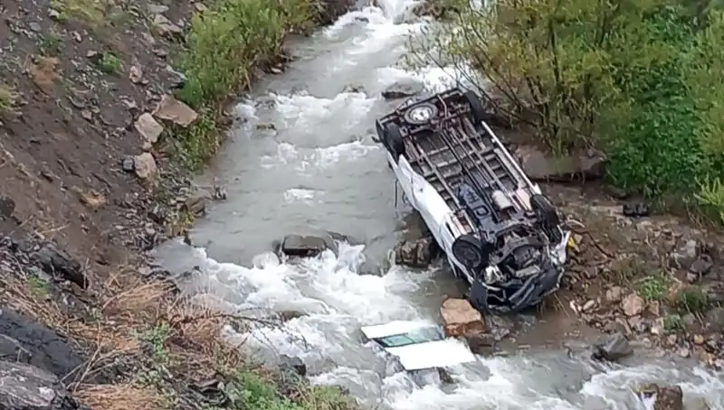 Hakkari'de Minibüs Devrildi: Derede Can Pazarı, İki Kayıp ve Üç Yaralı!