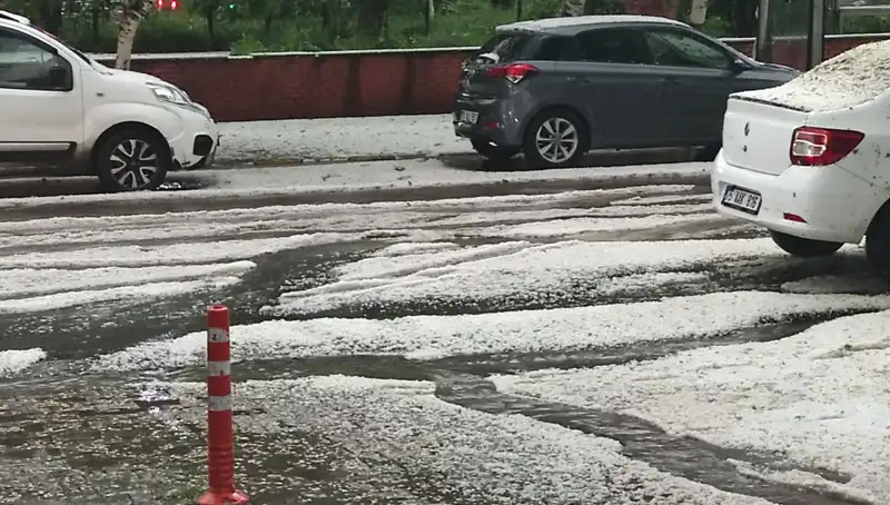 Ardahan'da Dolu Alarmı: Şehir Beyaza Büründü, Tarım Ürünleri Tehlikede!