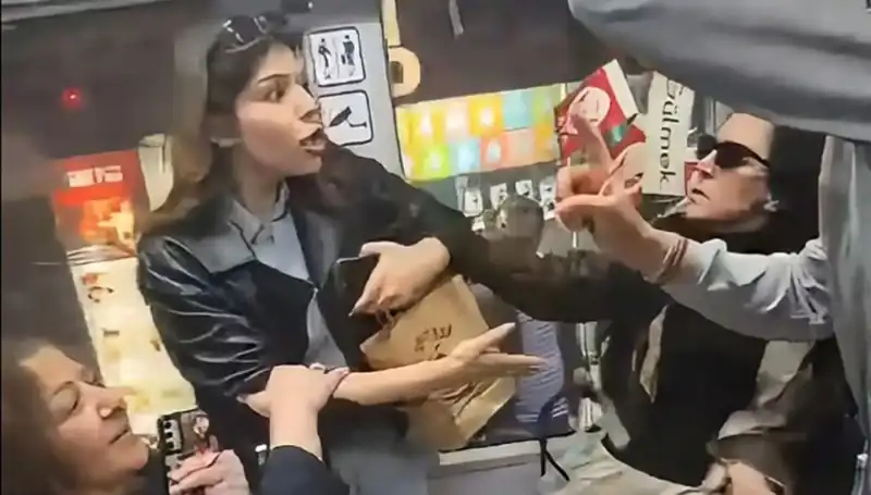 Tramvayda Kadınlar Arasında Tekmeli ve Küfürlü Yer Kavgası!