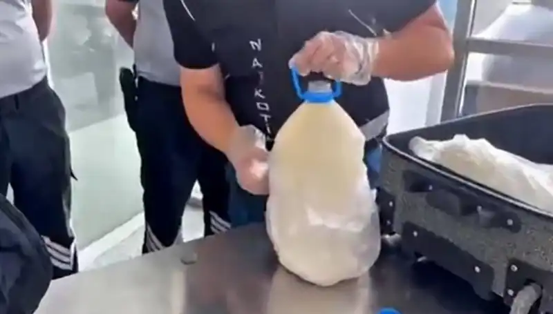 Havalimanında Şok: 12 Kilo 800 Gram Süt Şişesi İçinde Ele Geçirildi