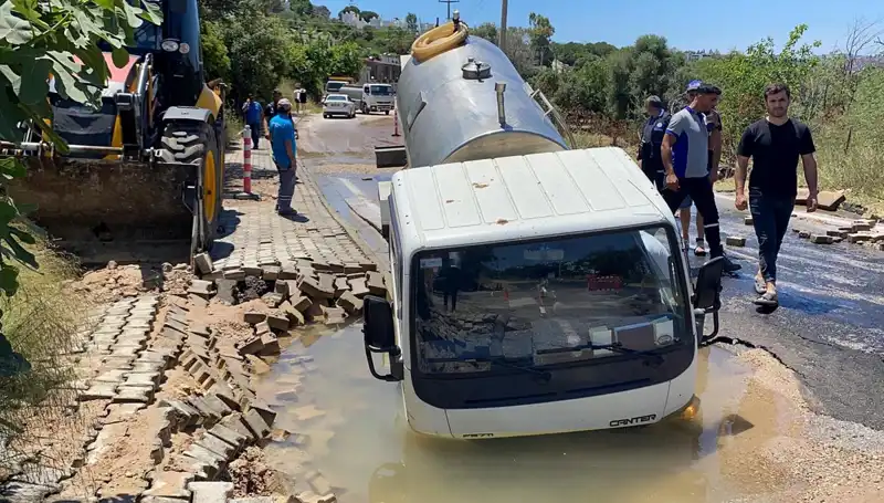 Bodrum'da Su Hattı Patladı, Tanker Çukura Düştü: Olayın Ayrıntıları Belli Oldu