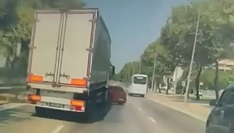 Bursa'da Kör Nokta Kazası: Sürücülerin Dikkatsizliği Hayatları Tehdit Ediyor