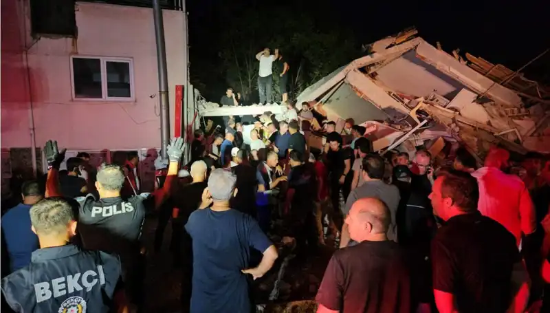 Balıkesir Sındırgı'da Şiddetli Deprem: 1 Ölü, 29 Yaralı