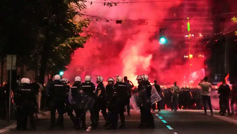 Sırbistan'da Erken Seçim Protestoları: Binler Sokaklarda, Gözaltılar Var