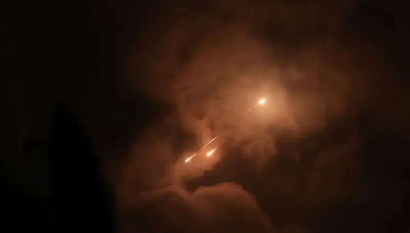 İran'ın Gece Saldırıları: Füzelerin Ateşlenme Zamanı Ne Anlama Geliyor?