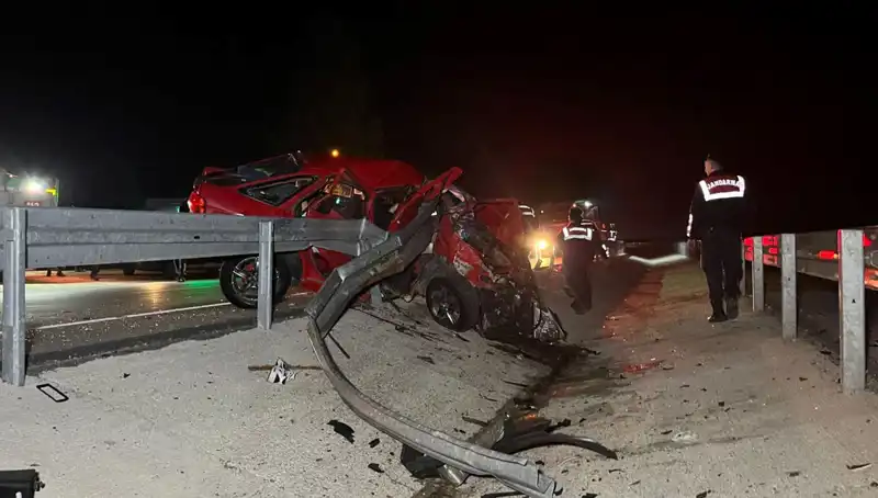 Bariyerlere Çarpan Otomobilde 2 Hayat Kayıp: Detaylar Şok Edici!