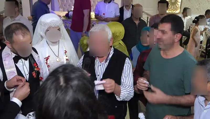 Davetsiz Düğüne Giden Kadının İhtirası: Takılar ve Pasta Peşinde!