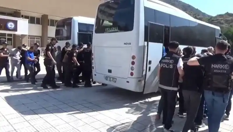 Amasya'da Uyuşturucu Operasyonu: 13 Kişi Tutuklandı, Şehirde Panik Havası!