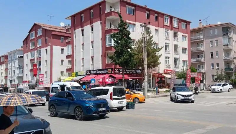 Taksi ve Otomobil Çarpıştı: Kaza Anı Güvenlik Kamerasında
