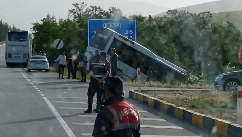 Isparta'da Trafik Kazası: Tur Otobüsüyle Yolcu Otobüsü Çarpıştı